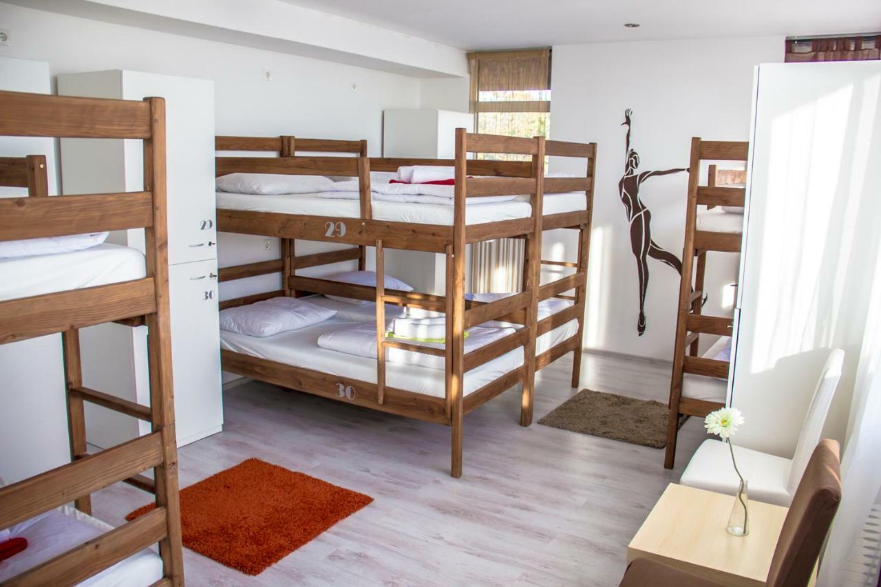 Hostel Poolside 萨格勒布 外观 照片